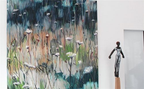 Gegenseitig kunstvoll ergänzen sich die Ölgemälde von Antje Wolkersdorfer und die Holzskulpturen von Michael Pickl. Foto  Benekam