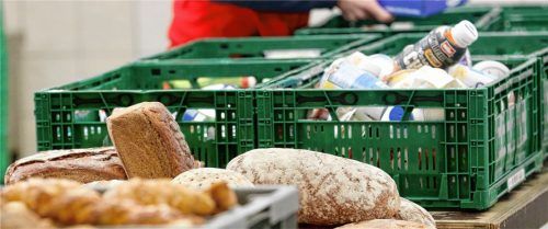 Gemeinnützige Hilfsorganisationen verteilen in den Tafeln ausgemusterte Waren an Bedürftige oder geben sie gegen geringes Entgelt ab.Foto  dpa