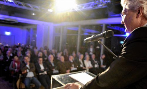 Gespannt: Gut 100 Zuhörer im OVB-Medienforum lauschen den Gedanken des Medienexperten Sigmund Gottlieb zur Vertrauenskrise. Fotos Rossteuscher