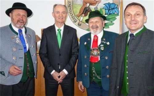Gespräch am Rande der Tagung: Ehrenkassier Walter Weinzierl vom Bayerischen Trachtenverband, WWK-Vorstand Rainer Gebhardt, Landesvorsitzender Max Bertl und Raublings Bürgermeister Olaf Kalsperger (von links).Foto Hötzelsperger