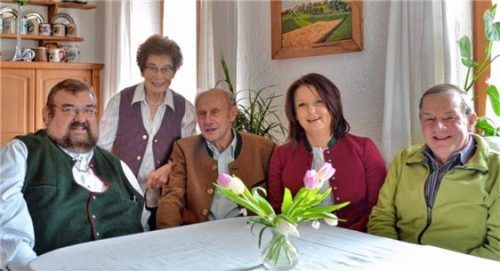 Glückwünsche von den Parteifreunden: Pruttings Bürgermeister und CSU-Vorsitzender Hans Loy, Maria Stöttner, Geburtstagskind Hans Stöttner, die stellvertretende Ortsvorsitzende Petra Linner und Beiratsmitglied Josef Schmid (von links).Foto Niessen