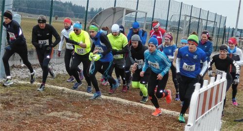Großartige Leistungen gab es beim 6. Chieminger Crosslauf mit Chiemgaumeisterschaft zu bestaunen. Von den frostigen Temperaturen ließen sich die rund 100 Läufer nicht abschrecken. Eine junge Dame lief sogar kurzärmelig. Foto Müller