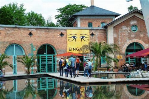 Attraktiv gestaltet: Immer wieder war der Außenbereich des Rosenheimer Lokschuppens bei Ausstellungen miteinbezogen. Foto Äerzbäck