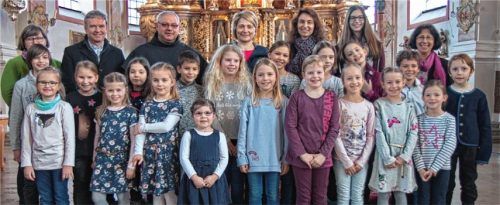 Gruppenaufnahme nach gelungener Aufführung: (vorne von links) Eva Bacher, Lisa Rogalski, Lea Pypetz, Katharina Gnerlich, Christina Wannersdorfer, Louisa Dithmar, Emilia Maier, Sofie Anzinger, Neele Walde, (Mitte von links) Julian Keplinger, Sarah Westernacher, Sophia Niedermaier, Louis Weth, Jessica Meier, Vivian Semenoff, Sophia Kurzweil, Luzia Keplinger, Paul Flemming, Jakobus Aicher, (hinten von links) Gerti und Gottfried Aicher, Pater Paul Kusiak, Angelika Wannersdorfer, Heidrun Keplinger, Hannah Keplinger und Irmi Binder.Foto re