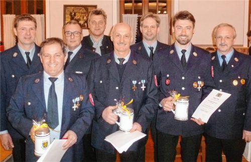 Gruppenbild mit den Geehrten (von links): Kommandant Josef Wallner, Josef Krichbaumer, Oliver Fröhlich, Bürgermeister Bernd Fessler, Marinus Rieder, Vorstand Markus Krichbaumer, Roland Voggenauer und Kreisbrandmeister Rudolf Huber. Foto Greiner