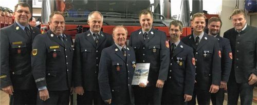 Gruppenfoto mit Amtsträgern und den ausgezeichneten Mitgliedern (von links): Kreisbrandinspektor Franz Hochhäuser, Kreisbrandmeister Franz Hügel, Josef Maurer, Markus Schäffer, Kommandant Martin Dialler, Martin Scheck, Georg Ablinger, Zweiter Kommandant Peter Bauer und Zweiter Bürgermeister Sepp Hollinger. Foto reh