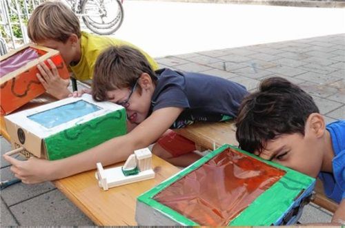 Guckkasten basteln: eins von vielen Angeboten bei „Kind und Werk“. Foto Wessel