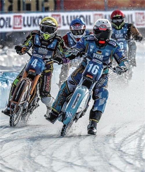 Günther Bauer (vorne) und Max Niedermaier (links) gehören zu den heimischen Vertretern beim Grand-Prix am Wochenende in Inzell. Foto goodshot.com/Reygondeau