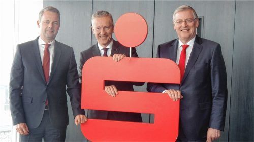 Gut gelaunt aus gutem Grund: Der Vorstand der Sparkasse Rosenheim-Bad Aibling, Karl Göpfert, Harald Kraus und ihr Vorsitzender Alfons Maierthaler (von links). Foto sen