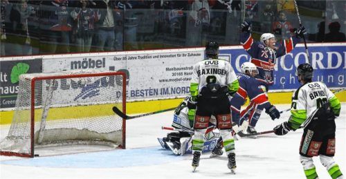 Hannover jubelt: Gerade haben die Indians im Powerplay zur 3:2-Führung getroffen.Fotos Petrow