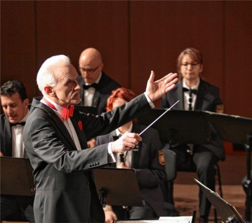 Hatte sein Orchester in allen Lagen perfekt im Griff: Dirigent Professor Johann Mösenbichler.