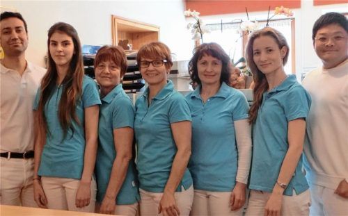 Hausarzt Dr. Hsieh (rechts) mit seinem Praxisteam.