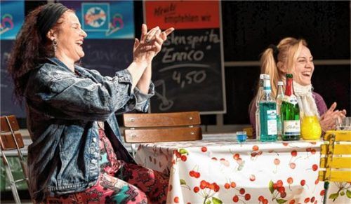 Hier gibt es etwas zu lachen: Szene aus „Der Kirschgarten“, der am Freitag in Wasserburg Premiere hat. Foto Christian Flamm