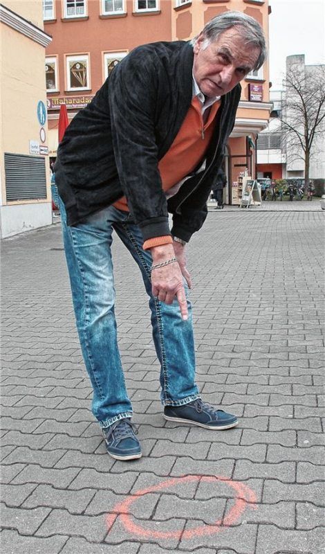 „Hier haben wir den Täter überwältigt“: Harald Bendner zeigt auf den roten Kreis. Damit markierte die Spurensicherung den Ort, an dem die Tatwaffe lag.