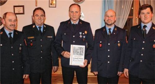 Hohe Auszeichnung: Wolfgang Ballauf (Mitte) erhielt das goldene Feuerwehrehrenzeichen des Freistaats Bayern – und dazu Gratulationen von (von links) Peter Freund, Franz Hügel, Florian Fischer und Michael Ramsl.Foto reh