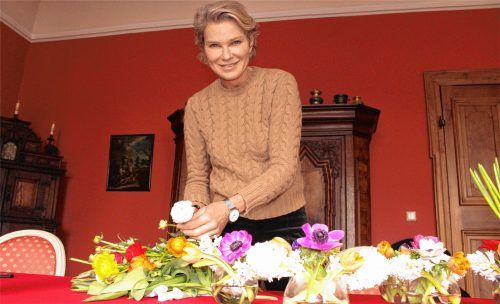 Hyazinthen, Anemonen, Tulpen und Ranunkeln bringen den Frühling ins Esszimmer von Schloss Tüßling. Stephanie Gräfin Bruges von Pfuel liebt Blumen und dekoriert den Esstisch mit flachen Vasen. „Normale Trinkgläser gehen auch. Ich schneide die Blütenstiele kurz. Mehrere kleine Dinge arrangieren ist besser, als riesige Bouquets – sonst sieht man sein Gegenüber nicht mehr“, lautet der Rat der Schlossherrin.Foto kla/HSC