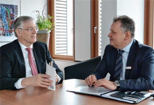 Im Gespräch: Alfons Maierthaler (links), Vorstandsvorsitzender der Sparkasse Rosenheim-Bad Aibling und Andreas Born, Leiter des Privatkundengeschäfts des Instituts. Foto re