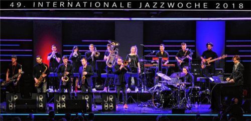 Im Jazzrausch: Mit einer klassischen Big Band hatte das Ensemble am Freitagabend wenig zu tun, „Jazzrausch“ spielen Techno.Foto Hübner
