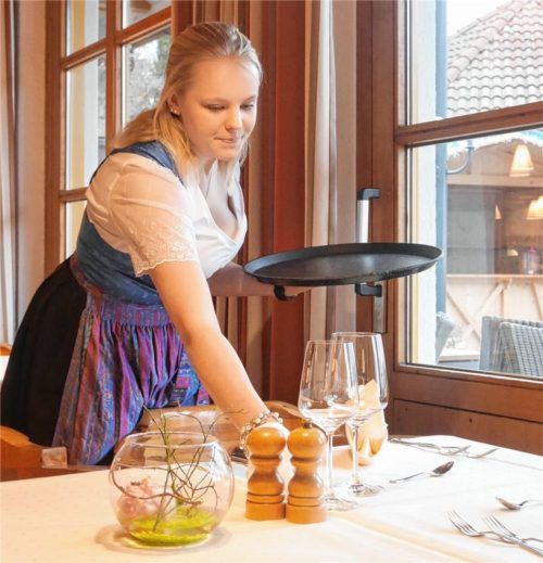 Im Restaurant ihres ausbildenden Hotelbetriebs: Madita Draing aus Kolbermoor lernt am Chiemsee alles, was eine Hotelfachfrau können muss. Auch das Tische-Eindecken gehört dazu.Foto  elk