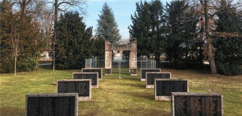 Im Zuge der geplanten Umgestaltung wird das Kriegerdenkmal in den neuen Vorplatz integriert, die Grabsteine werden aufgelöst.Foto Gantner