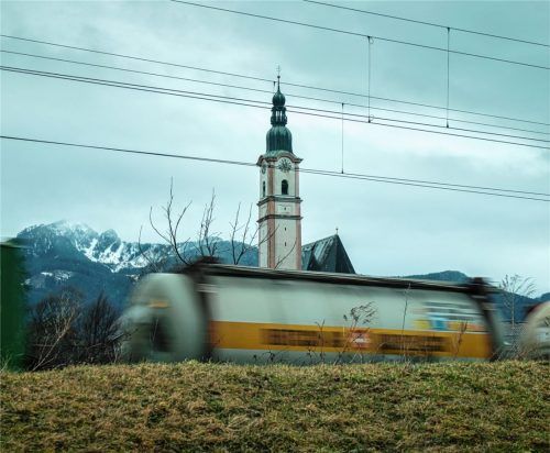 Immer mehr Bürger wehren sich gegen die Vorstellung, auf weiteren Trassen noch mehr Züge durchs Inntal zu schicken. Im Bild: Flintsbach mit seiner Pfarrkirche – und gleich daneben rauscht der Zug. Foto Stephan