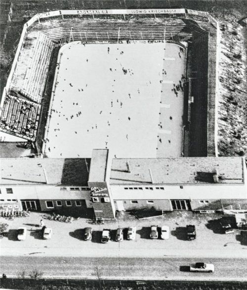 Immer wieder forderten die Rosenheimer Eissportvereine eine Überdachung des Rosenheimer Kunsteisstadions, unter anderem in einer Versammlung des Eissportvereins Rosenheim im März 1968. Es dauerte noch fünf Jahre, bis der Wunsch in Erfüllung ging.Foto  Stadtarchiv