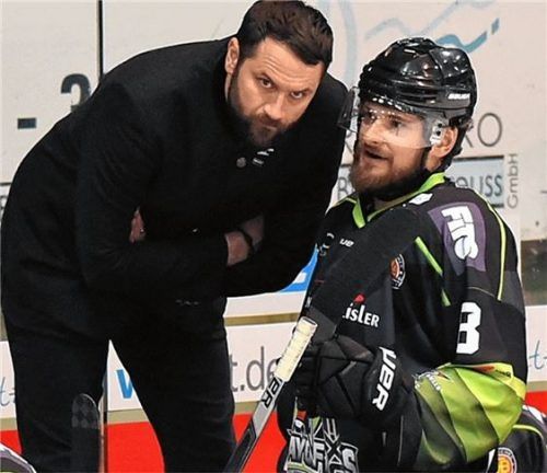 In der Kritik nach dem Ausscheiden der Starbulls: Trainer Manuel Kofler (links), hier im Gespräch mit Kapitän Tobias Draxinger zu sehen. Foto Ziegler