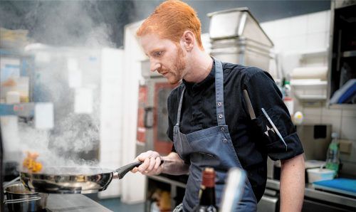 In seinem Element: Manuel Lindlbauer, der neue Küchenchef im Hardthaus an Marc Vermettens Seite. Der 27-jährige Babenshamer hat bereits in der Sterne-Gastronomie gearbeitet und ist nun selbst auf einen Stern aus. „Man fährt ja kein Rennen, ohne am Ende eine Medaille gewinnen zu wollen.“Fotos HSC/Hartdhaus