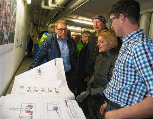 Informierten sich aus erster Hand über die Effizienz der Heizanlage in St. Valentin: (von links) Ruhpoldings Verwaltungschef Martin Heinemann, Bürgermeister Claus Pichler und Stellvertreterin Dr. Ulrike Pfeifer. Ganz rechts Dominik Zeller von der Betreibergesellschaft.Foto  Schick