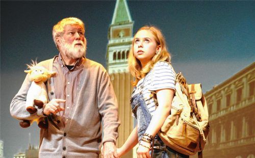 Innig ist die Liebe zwischen Tilda (Miriam Westermeier) und ihrem Opa Amandus (Helmut Adlmeier). Foto Janka