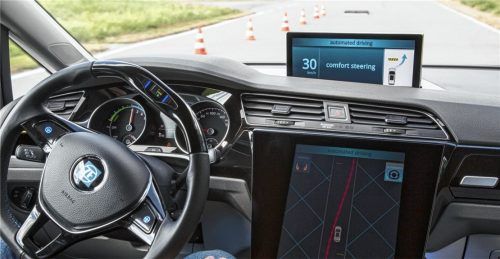 Intelligent vernetzte mechanische Systeme lassen das „Vision Zero Vehicle“ sehen, denken und handeln. Null Verletzte, null Verkehrsunfälle und null Emissionen – in einer Welt, in der alle Transportmittel elektrisch, autonom und vernetzt unterwegs sind, soll diese „Vision Zero“ Wirklichkeit werden, wenn es nach der ZF Friedrichshafen geht. Autos der Zukunft brauchen andere Airbags – auch außen. Hier kommt die TRW Aschau ins Spiel. Foto ZF Friedrichshafen