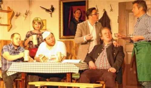 Ist das Wirtshaus zu retten? Diese Frage liefert viel Diskussionsstoff im Frühjahrsstück der Heimatbühne. Foto re
