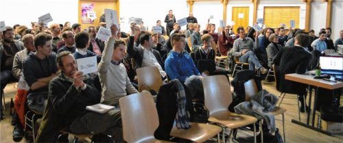 „It’s a Match!“: Jugendliche stimmen bei der SJR-Vollversammlung für „ihren“ Landtagskandidaten.Foto csi