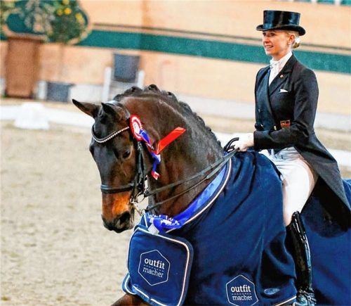 Jessica von Bredow-Werndl mit ihrem Nachwuchspferd Dalera BB.