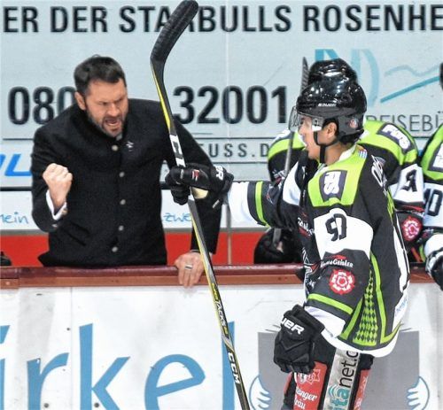 Jetzt gilt es für die Starbulls Rosenheim um Trainer Manuel Kofler und Stürmer Chase Witala. Zwei Siege und Platz eins ist fix, zwei Niederlagen und es droht das Abrutschen auf Platz vier. Foto  Ziegler