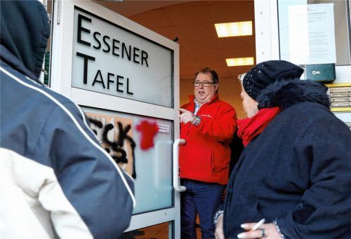 Jörg Sartor (Mitte), Vorsitzender der Essener Tafel, öffnet die Eingangstüre der Essener Tafel. Die Einrichtung hat angekündigt, vorerst Lebensmittel nur noch an deutsche Bedürftige abzugeben. Foto dpa