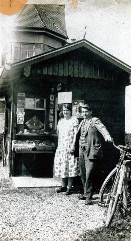 Johann Vogl und seine Frau Maria in glücklichen Zeiten vor ihrem Kiosk in Stephanskirchen. Foto privat
