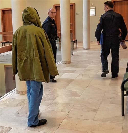 Justizbeamte brachten den Angeklagten in den Verhandlungsraum.Foto Kretzmer-Diepold