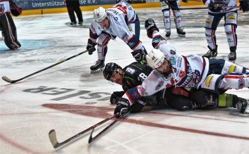 Kämpfen für den Viertelfinal-Einzug: Starbulls-Verteidiger Micky Rohner zeigt hier gegen Nicklas Bovenschen vollen Einsatz.Foto Ziegler
