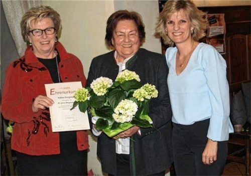 Käthe Dinglreiter (Mitte) ist seit 40 Jahren Mitglied des FU-Kreisverbands Rosenheim-Stadt. Es gratulierten: FU-Vorsitzende und Stadträtin Uschi Meishammer (links) sowie Daniela Ludwig, frisch gekürte stellvertretende Generalsekretärin der CSU. Fotos re