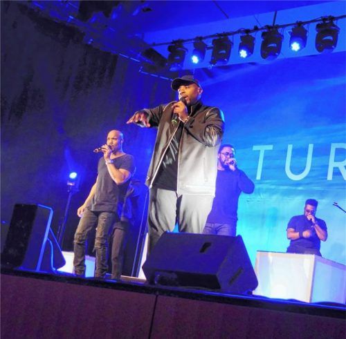 Kaum zu glauben, aber ihre Wurzeln liegen im Kirchenchor: „Naturally 7“ am Samstagabend im Mühldorfer Stadtsaal.Foto kv