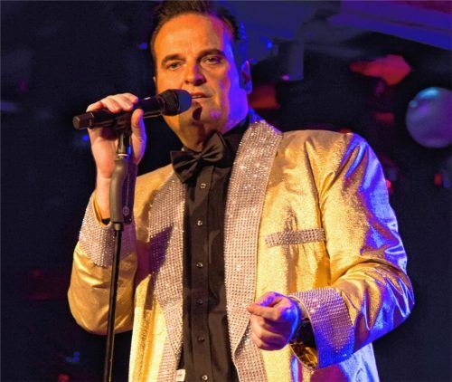 Klaus Kohlpaintner aus Burghausen ist auf der Bühne Dr. Kingsize. Mit Songs des King of Rock’n’Roll, von Johnny Cash und anderen Größen der Szene rockten er und seine Musiker am Samstagabend den Haberkasten.Foto alx