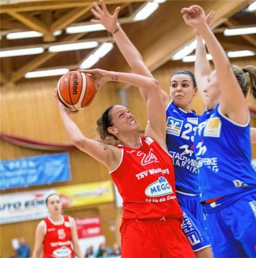 Knapp 26 Minuten im, Einsatz und sieben Punkte: Das Comeback von Becca Tobin (links) gestern Abend war vielversprechend. Foto  Brei