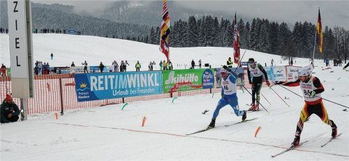 Knapper Zieleinlauf bei den Herren: Sieger Thomas Bing (rechts), Zweiter Sebastian Eisenlauer (links). Foto  Hauser