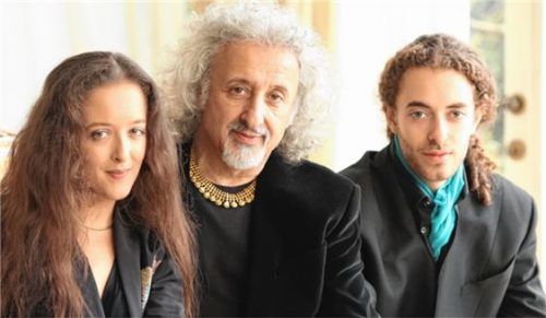 Kommt mit seinen Kindern: Meistercellist Mischa Maisky mit Sascha (Violine) und Lily (Klavier). Foto re