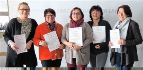 Koordinatorin Brigitte Neumaier (Dritte von links) darf sich über vier neue ehrenamtliche Mitarbeiterinnen im Bereich der Wohnberatung freuen: Annett Amberg, Franziska Reicheneder, Ilse Hofstetter und Verena Dumas (von links).Foto re