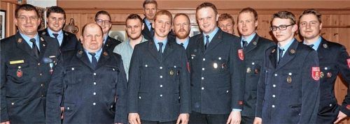 Kreisbrandinspektor Franz Hochhäuser (links): „Auf die Jugend könnt ihr stolz sein. Mit ihr ist die Zukunft der Pruttinger Freiwilligen Feuerwehr gesichert“. Foto niessen