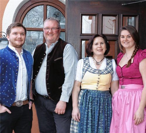 Kümmern sich um das Wohl der Gäste im Landgasthaus zum Erdinger Weißbräu in Aising: Gastwirt Gilbert Grießl mit seiner Frau Petra und den Kindern Michael und Angelika.