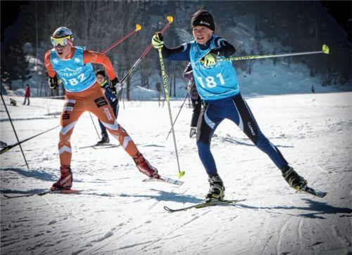 Kurz vor dem Zieleinlauf: Nikolaus Egger (links, Nr. 182) und Korbinian Fagerer (Nr. 181). Letztlich gewann der Oberteisendorfer Fagerer das Rennen der Schüler 13 vor Egger vom TSV Marquartstein.Foto Brecheisen