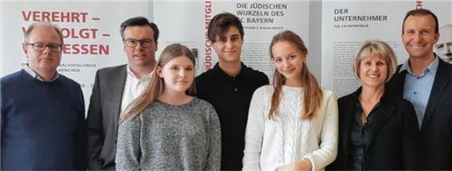 Laden zum Ausstellungsbesuch ein: Schüler und Referenten des Karo.Foto re